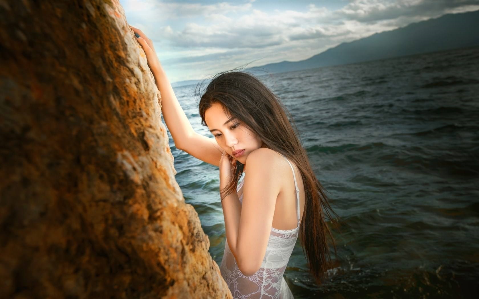 一夜荒唐,迷糊如她被吃干抹净,不知道对方是谁! 一夜荒唐,迷糊如她被吃干抹净,不知道对方是谁!