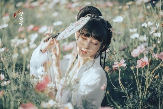 黑暗中自有挣扎,迷雾中必有灯塔。 黑暗中自有挣扎,迷雾中必有灯塔。