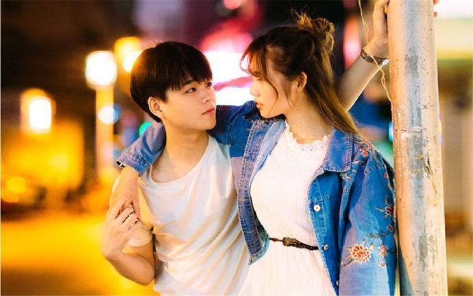 六年前他在新婚之夜人间蒸发,六年后他王者归来,发现自己成了奶爸.... 六年前他在新婚之夜人间蒸发,六年后他王者归来,发现自己成了奶爸....