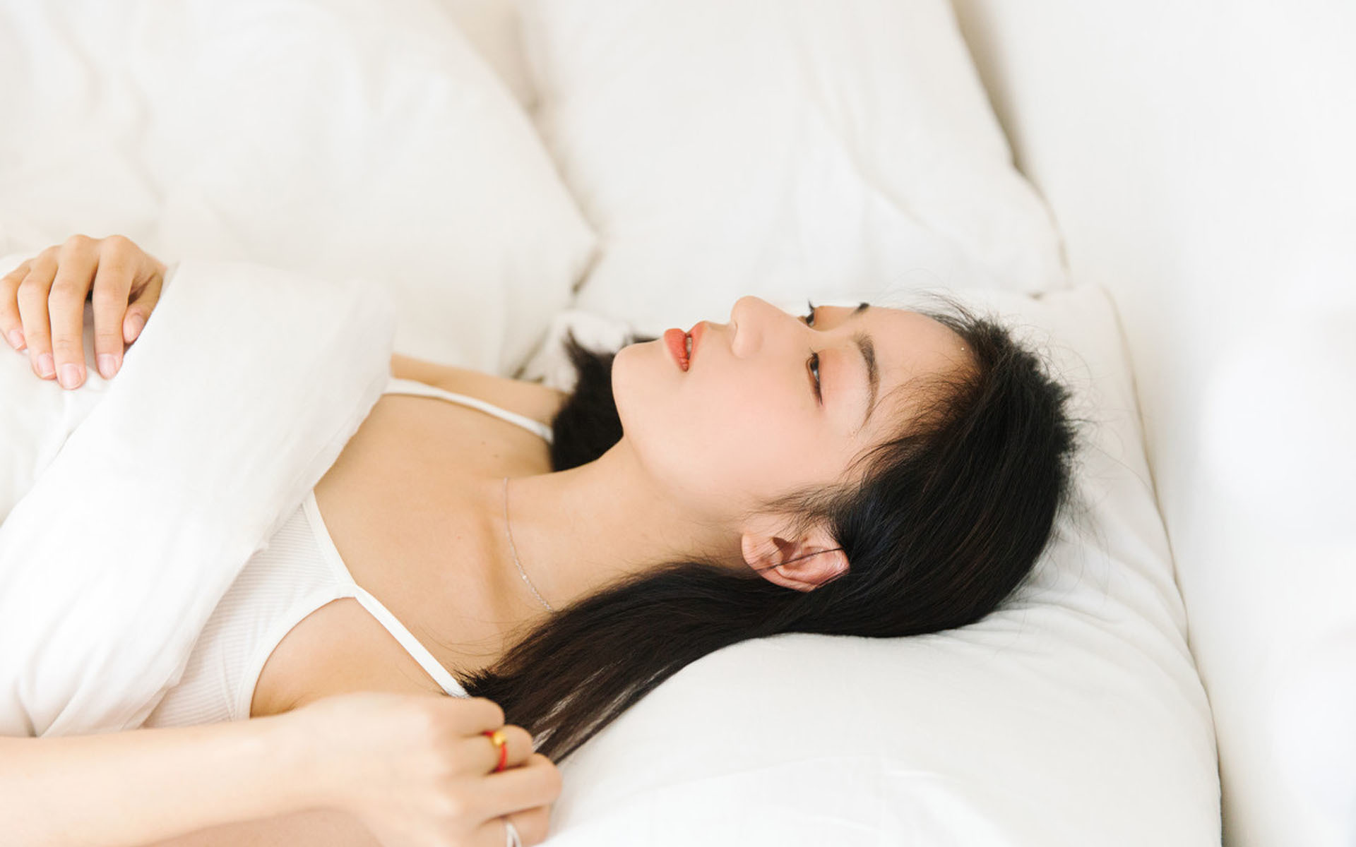 铁血特种兵退役归来,沦落至摆地摊卖片。英雄救美,反被美人暗算,一纸卖身契约,从此之后麻烦接踵而来…… 铁血特种兵退役归来,沦落至摆地摊卖片。英雄救美,反被美人暗算,一纸卖身契约,从此之后麻烦接踵而来……