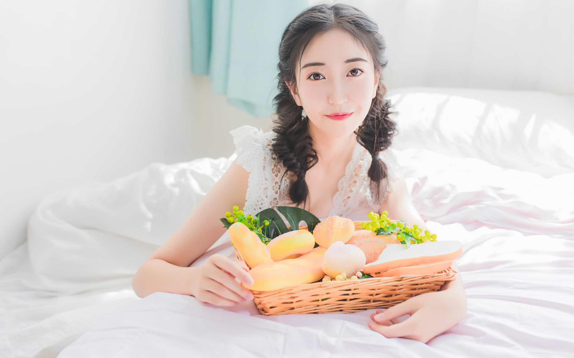 女主说,我老公善良老实,不会打架,家里没钱,你们不许欺负他。 女主说,我老公善良老实,不会打架,家里没钱,你们不许欺负他。