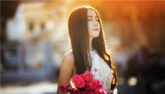 王者归来,甘当大龄上门女婿,只为那一颗糖果的恩情,当我牵起你的手时,这天下,无人再敢欺负你。 王者归来,甘当大龄上门女婿,只为那一颗糖果的恩情,当我牵起你的手时,这天下,无人再敢欺负你。