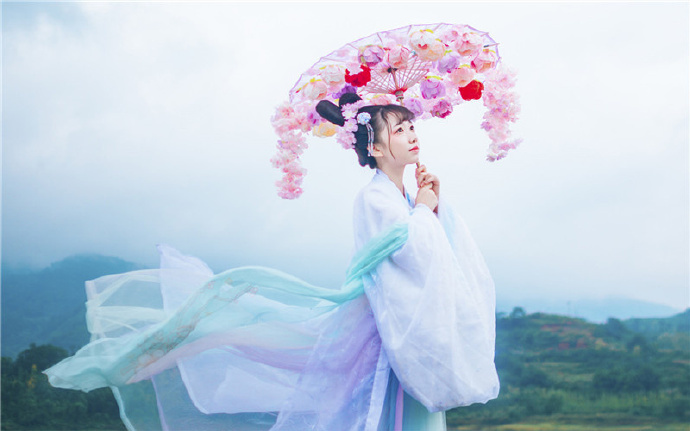 一碗心头血,她成了一具焦尸…… 一碗心头血,她成了一具焦尸……