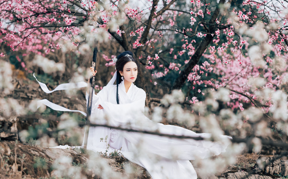 “你没资格吃醋。” 他和别的女人在一起,她的伤心却只换来讥讽。 “你没资格吃醋。” 他和别的女人在一起,她的伤心却只换来讥讽。