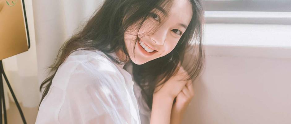 她因他的善意相助而拥有了短暂的幸福,也因他的冷语相向而坠入深渊。 她因他的善意相助而拥有了短暂的幸福,也因他的冷语相向而坠入深渊。