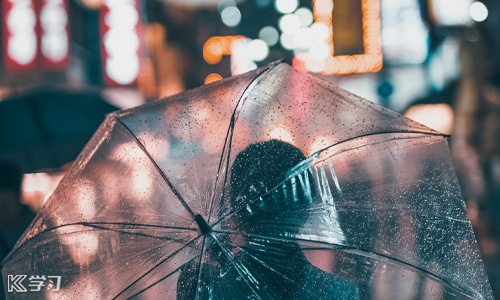 下雨天感慨说说伤感短语
