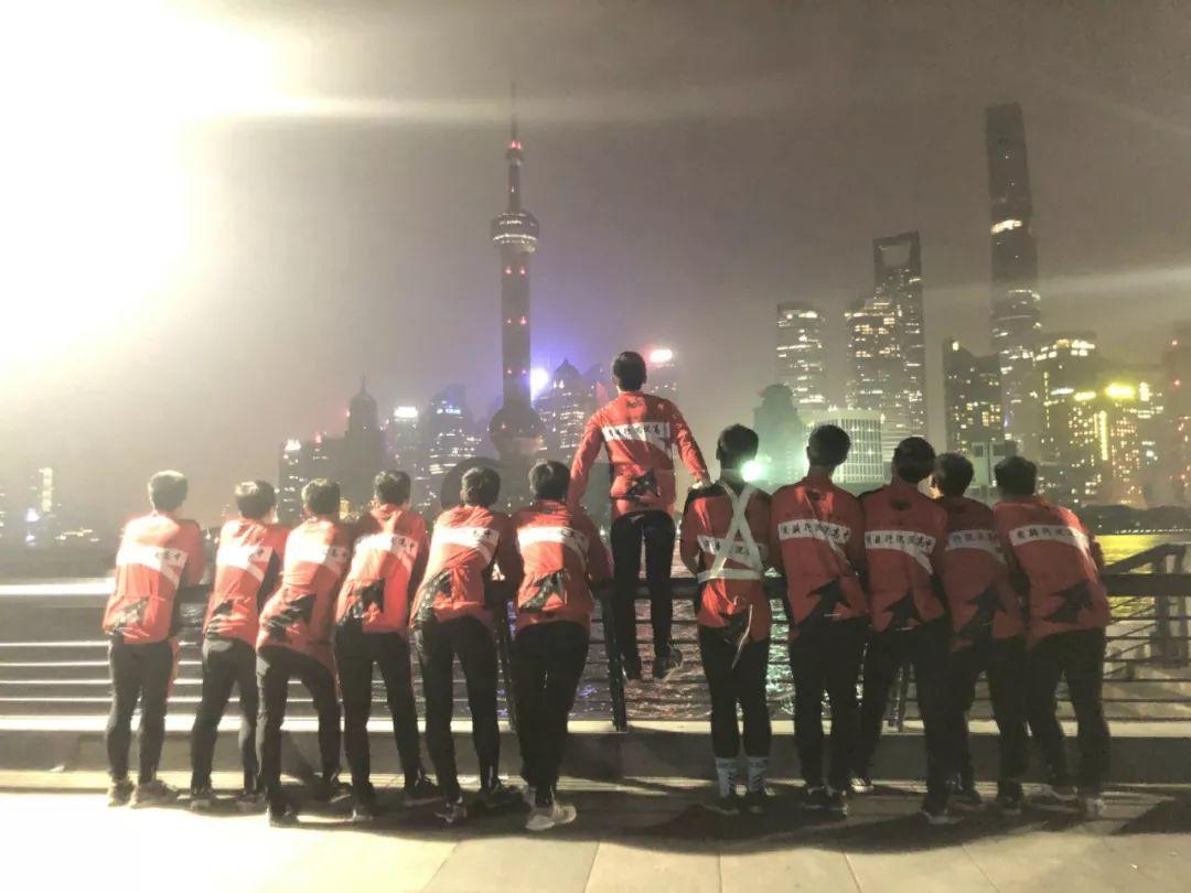 80后老师带11名毕业生骑行千里,校领导紧张,家长被气住院,有人流泪开车跟几公里 80后老师带11名毕业生骑行千里,校领导紧张,家长被气住院,有人流泪开车跟几公里
