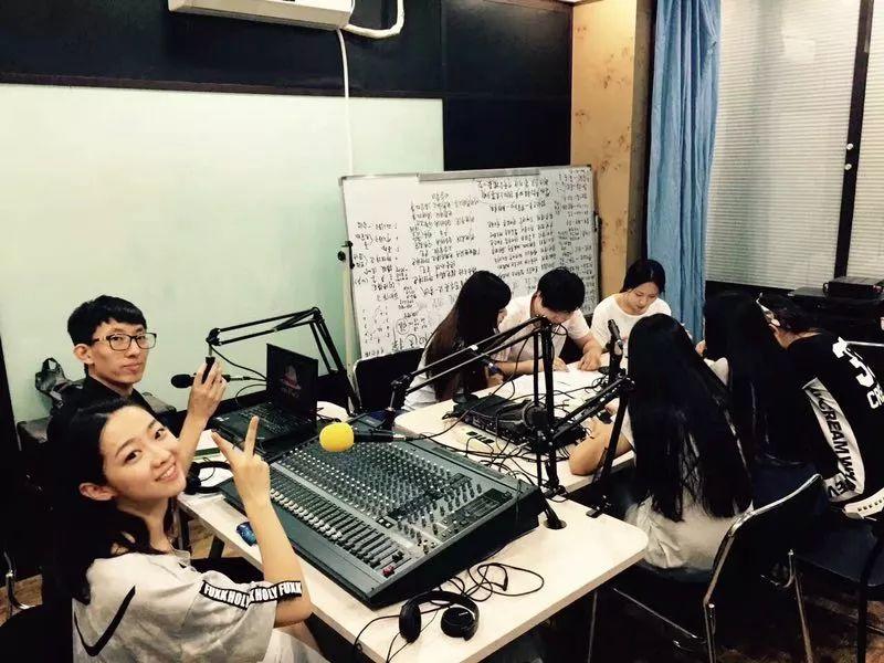 她25岁,靠一口好声音月入50万:这样经营自己,越活越值钱 她25岁,靠一口好声音月入50万:这样经营自己,越活越值钱