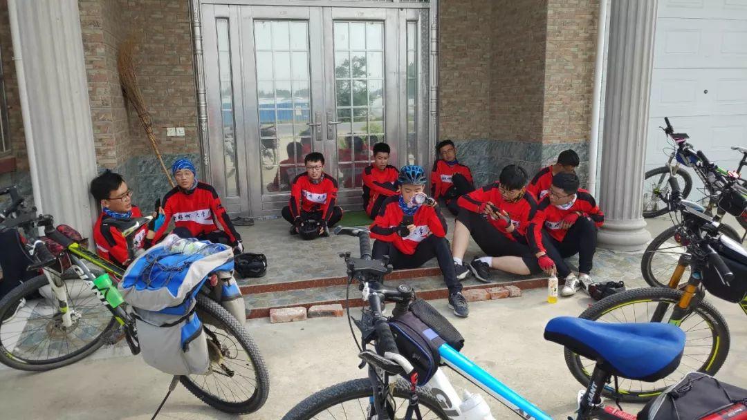 80后老师带11名毕业生骑行千里,校领导紧张,家长被气住院,有人流泪开车跟几公里 80后老师带11名毕业生骑行千里,校领导紧张,家长被气住院,有人流泪开车跟几公里