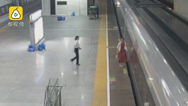 女子用脚逼停火车：有一种人，正在被世界悄悄淘汰