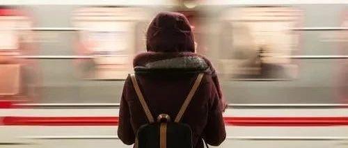 女子用脚逼停火车:有一种人,正在被世界悄悄淘汰