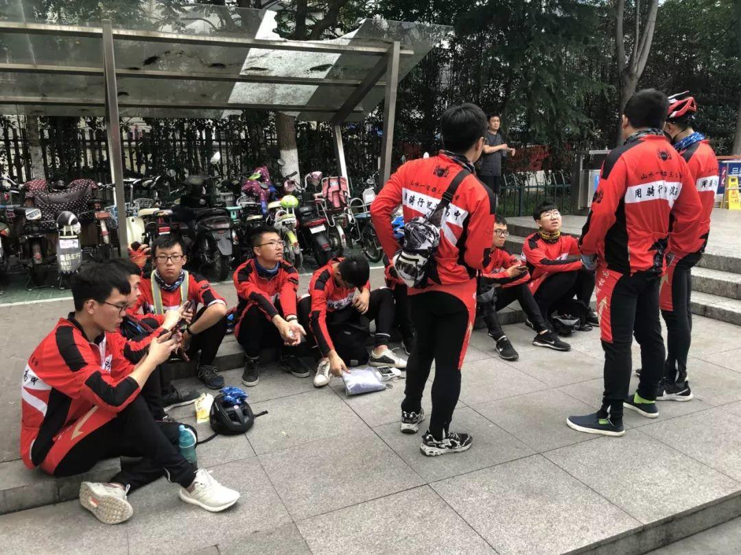 80后老师带11名毕业生骑行千里,校领导紧张,家长被气住院,有人流泪开车跟几公里 80后老师带11名毕业生骑行千里,校领导紧张,家长被气住院,有人流泪开车跟几公里