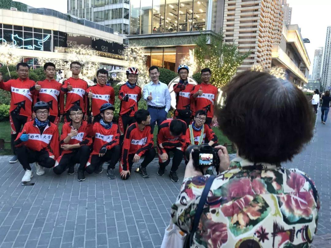 80后老师带11名毕业生骑行千里,校领导紧张,家长被气住院,有人流泪开车跟几公里 80后老师带11名毕业生骑行千里,校领导紧张,家长被气住院,有人流泪开车跟几公里