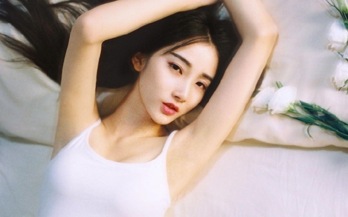 林聪突然有一天收到一枚住着一位女仙的祖传戒指