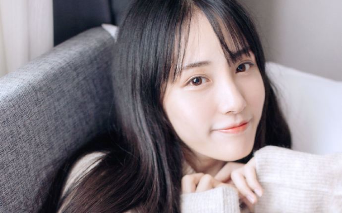 五年前他是一无所有的穷小子，她信他，陪伴在他身边给他笑容。