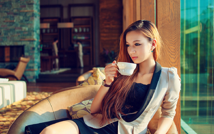 名门闺秀怀中搂，制服美女随便挑。