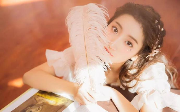父亲被陷害入狱后，唐林从富家少爷变成穷小子