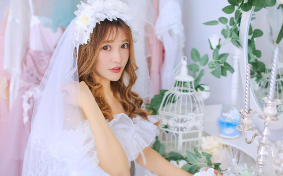 四年前，安暖被丈夫送入火海，却意外死里逃生。