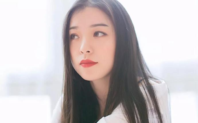 她的追梦路上，他是契机，是引路人，助她一步步走向娱乐圈金字塔尖。