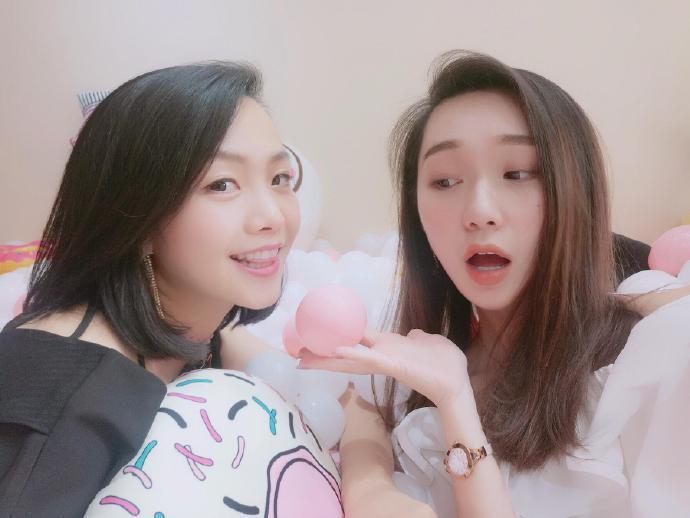 她面试，被当成特殊服务者失贞。 五年后，萌娃购物，被总裁看中。