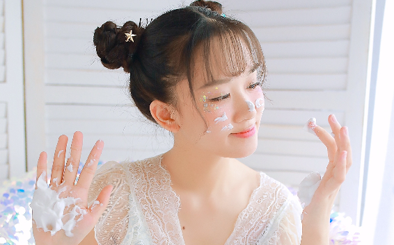 黑夜里，清冷的气息靠近，在她生命里留下了不可磨灭的痕迹。