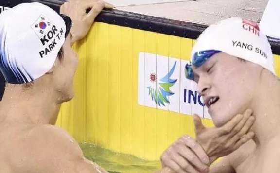 孙杨夺冠，霍顿“下跪”：你可以不尊重我，但必须尊重我的国家！