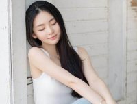 班长的手灵活的按着遥控器 他是同学中的焦点