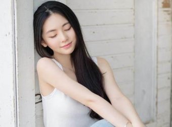 班长的手灵活的按着遥控器 他是同学中的焦点